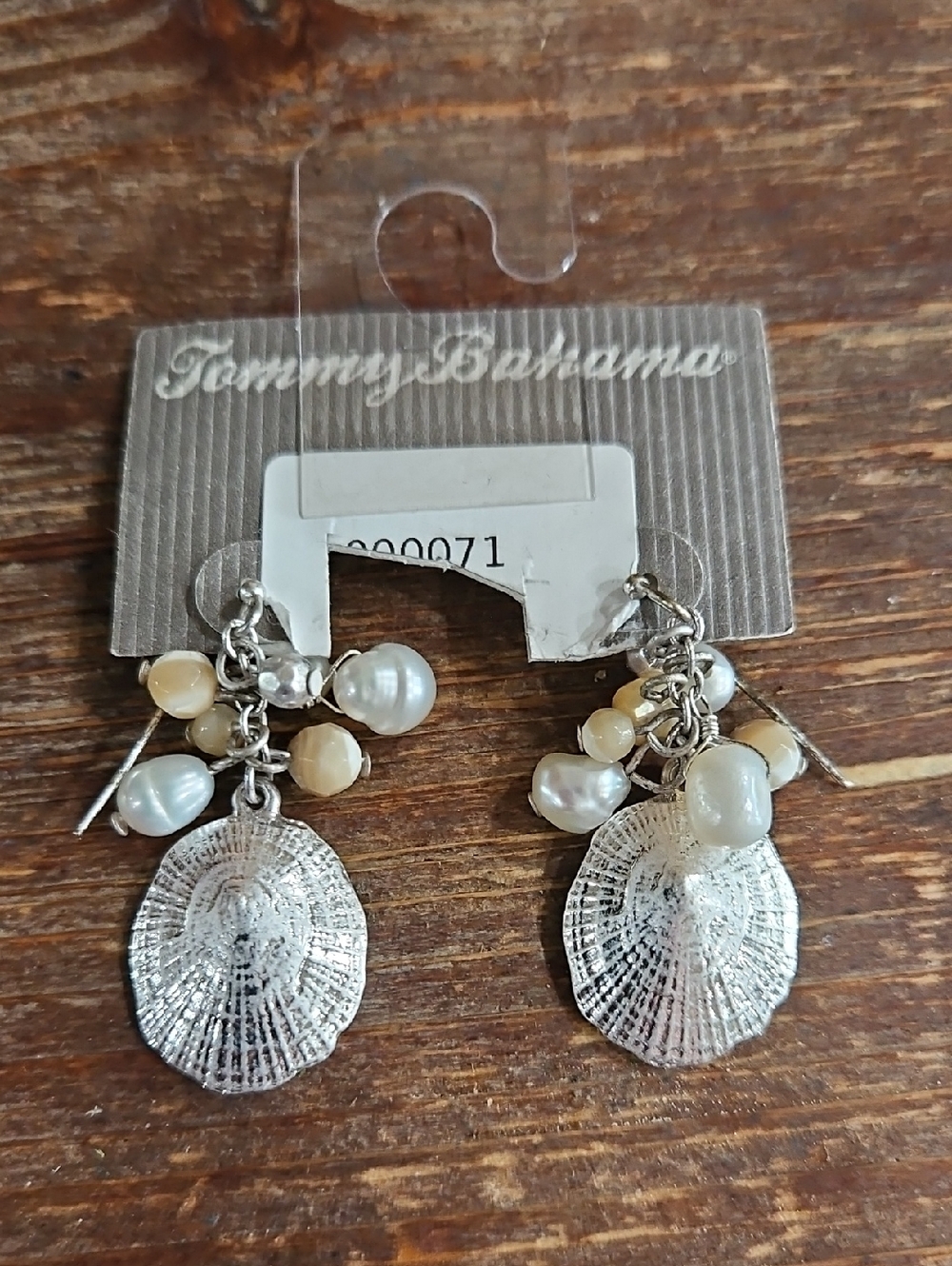 NWOT Tommy Bahama Silver Shell Drop Earrings with Cream  Beads And WHITE Pearls